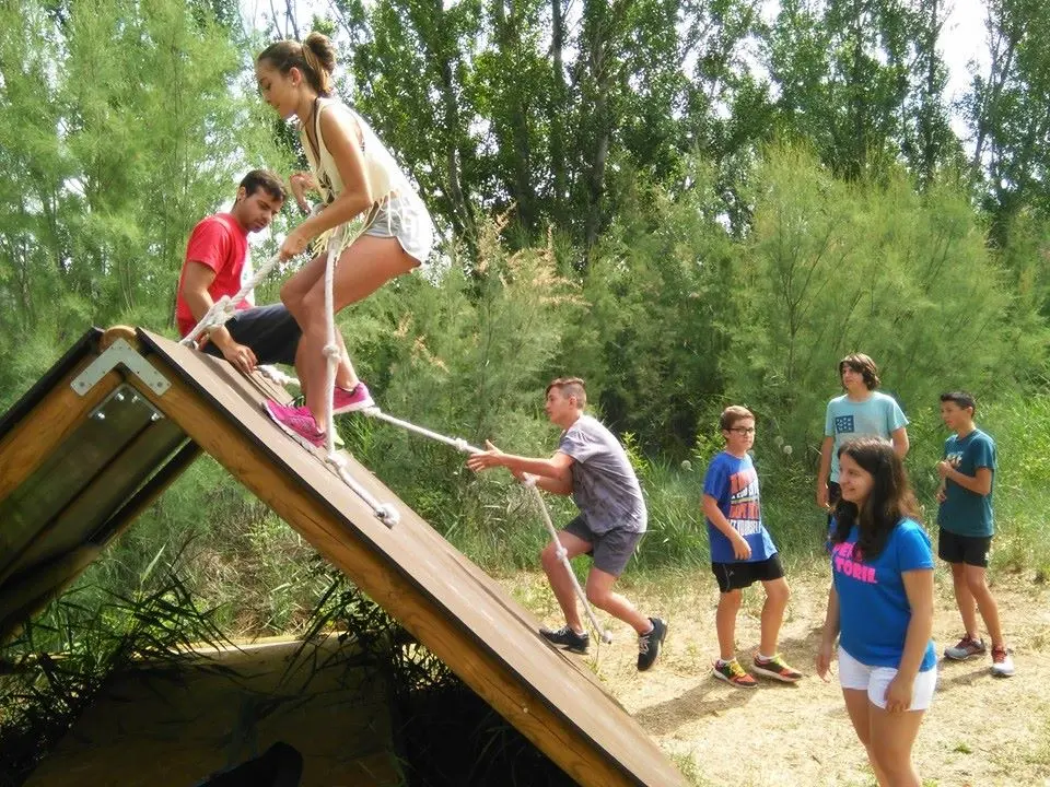 VISITA AL CASTILLO DE COFRENTES + DEPORTE DE AVENTURA (a elegir)